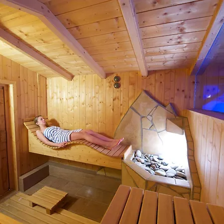 Guest house Simone'S Platzerl - Inklusive Taeglichem Freien Eintritt Tauern Spa - Nur 5 Gehminuten, Sommerkarte, Privatem Garten Mit Schwimmteich, Grill Und Saunabereich 3*