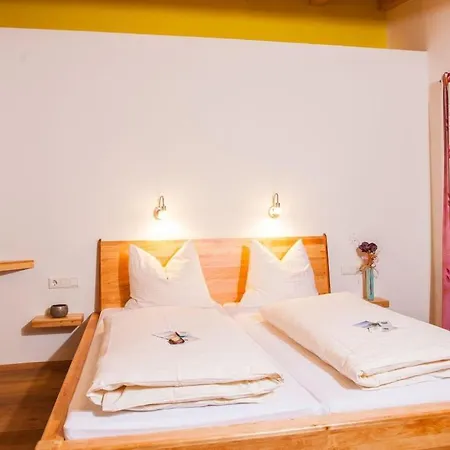 Guest house Simone'S Platzerl - Inklusive Taeglichem Freien Eintritt Tauern Spa - Nur 5 Gehminuten, Sommerkarte, Privatem Garten Mit Schwimmteich, Grill Und Saunabereich