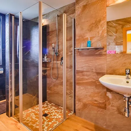 Simone'S Platzerl - Inklusive Taeglichem Freien Eintritt Tauern Spa - Nur 5 Gehminuten, Sommerkarte, Privatem Garten Mit Schwimmteich, Grill Und Saunabereich