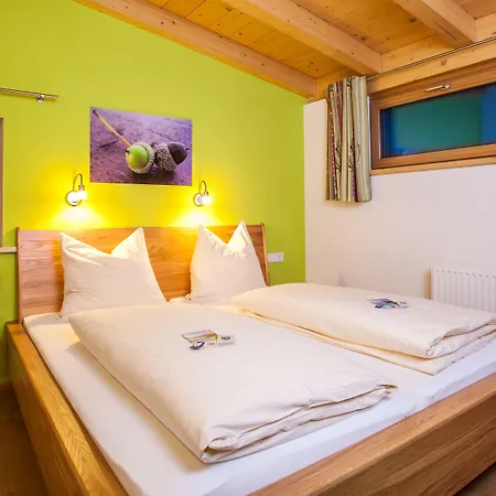 Pensión Simone's Platzerl - Inklusive Taeglichem Freien Eintritt Tauern - Nur 5 Gehminuten, Sommerkarte, Privatem Garten Mit Schwimmteich, Grill Und Saunabereich Kaprun