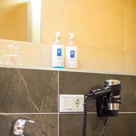 Pensión Simone's Platzerl - Inklusive Taeglichem Freien Eintritt Tauern - Nur 5 Gehminuten, Sommerkarte, Privatem Garten Mit Schwimmteich, Grill Und Saunabereich 3*