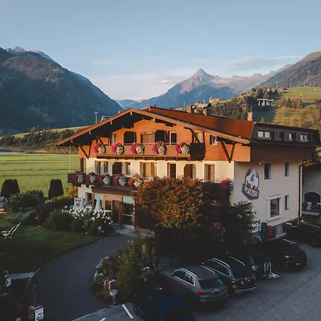 Guest house Simone'S Platzerl - Inklusive Taeglichem Freien Eintritt Tauern Spa - Nur 5 Gehminuten, Sommerkarte, Privatem Garten Mit Schwimmteich, Grill Und Saunabereich Kaprun