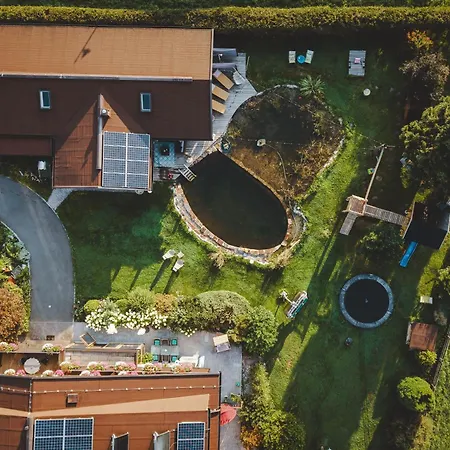 Guest house Simone'S Platzerl - Inklusive Taeglichem Freien Eintritt Tauern Spa - Nur 5 Gehminuten, Sommerkarte, Privatem Garten Mit Schwimmteich, Grill Und Saunabereich Kaprun
