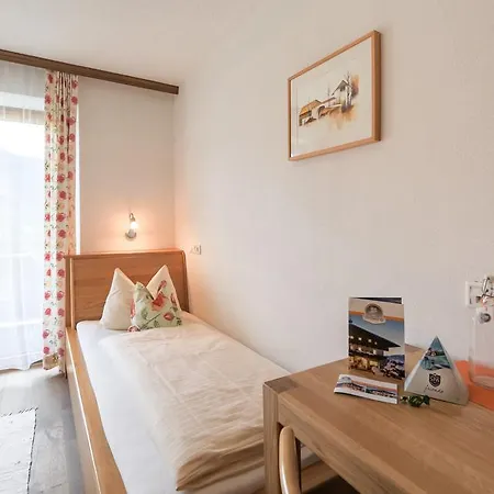 Pensionat Simone's Platzerl - Inklusive Taeglichem Freien Eintritt Tauern - Nur 5 Gehminuten, Sommerkarte, Privatem Garten Mit Schwimmteich, Grill Und Saunabereich 3*