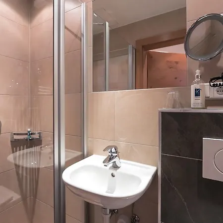 Simone'S Platzerl - Inklusive Taeglichem Freien Eintritt Tauern Spa - Nur 5 Gehminuten, Sommerkarte, Privatem Garten Mit Schwimmteich, Grill Und Saunabereich 3*