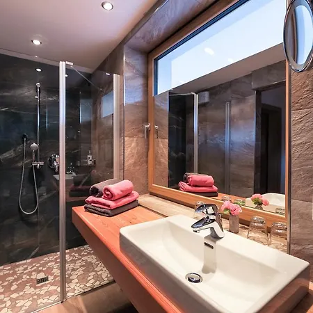 Guest house Simone'S Platzerl - Inklusive Taeglichem Freien Eintritt Tauern Spa - Nur 5 Gehminuten, Sommerkarte, Privatem Garten Mit Schwimmteich, Grill Und Saunabereich Kaprun