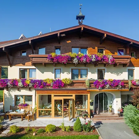 Simone's Platzerl - Inklusive Taeglichem Freien Eintritt Tauern - Nur 5 Gehminuten, Sommerkarte, Privatem Garten Mit Schwimmteich, Grill Und Saunabereich Pensionat Kaprun