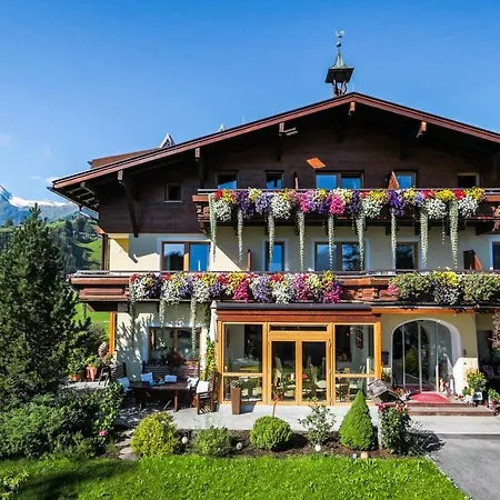 Guest house Simone'S Platzerl - Inklusive Taeglichem Freien Eintritt Tauern Spa - Nur 5 Gehminuten, Sommerkarte, Privatem Garten Mit Schwimmteich, Grill Und Saunabereich Kaprun