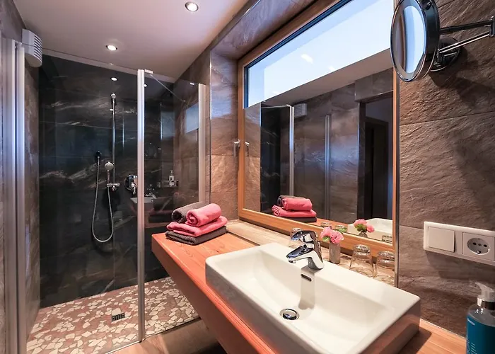 Guest house Simone'S Platzerl - Inklusive Taeglichem Freien Eintritt Tauern Spa - Nur 5 Gehminuten, Sommerkarte, Privatem Garten Mit Schwimmteich, Grill Und Saunabereich Kaprun